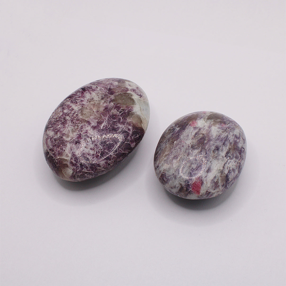 Palmstone in lepidolite / 50-70 mm