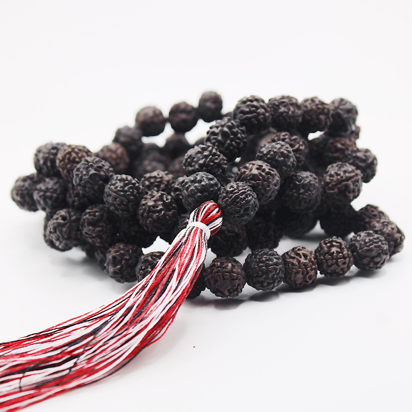 Collana mala rudra rudraksha nera con fiocco tricolore / 108 grani / semi Ø 10 mm