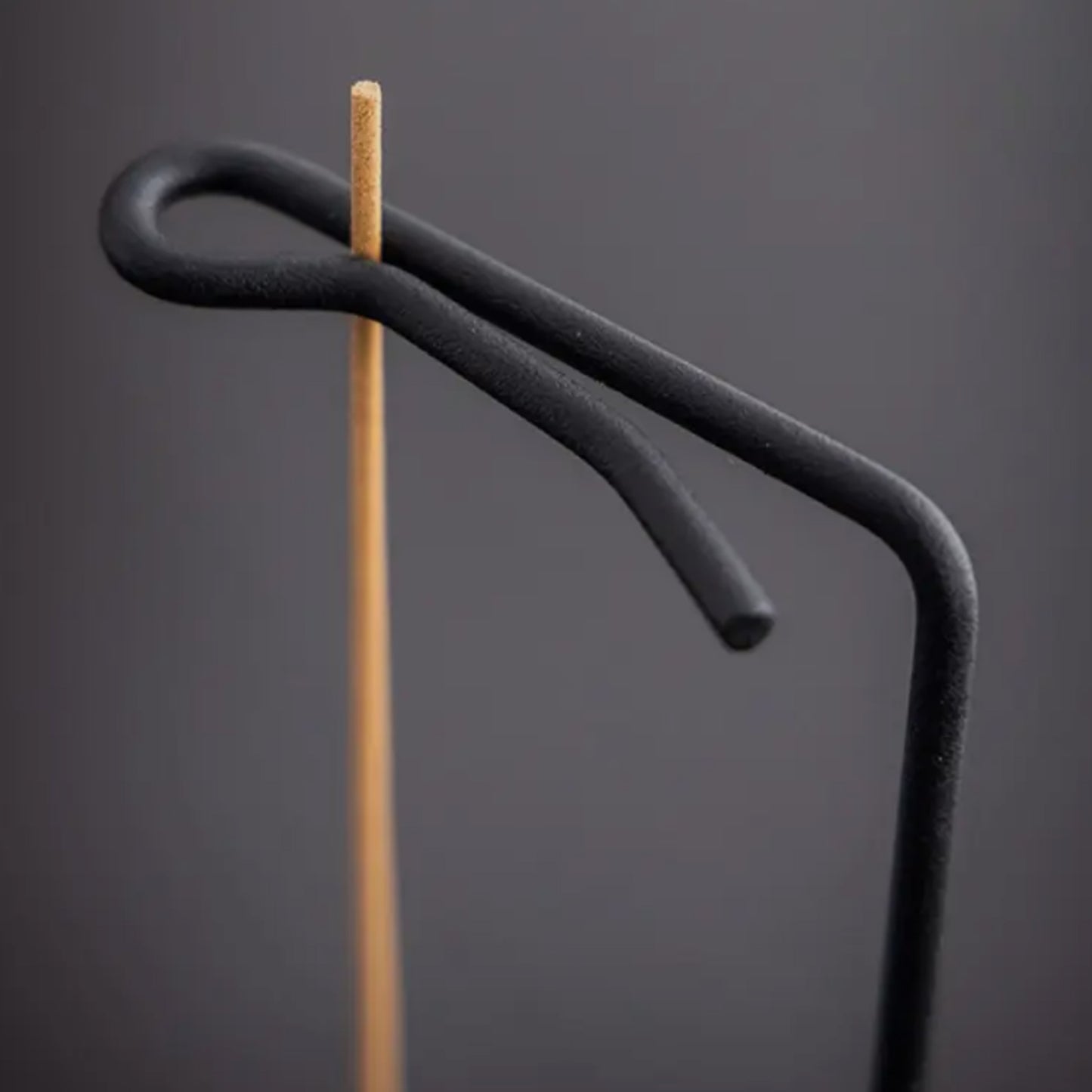 Porta incenso verticale in legno e metallo per incensi in stick