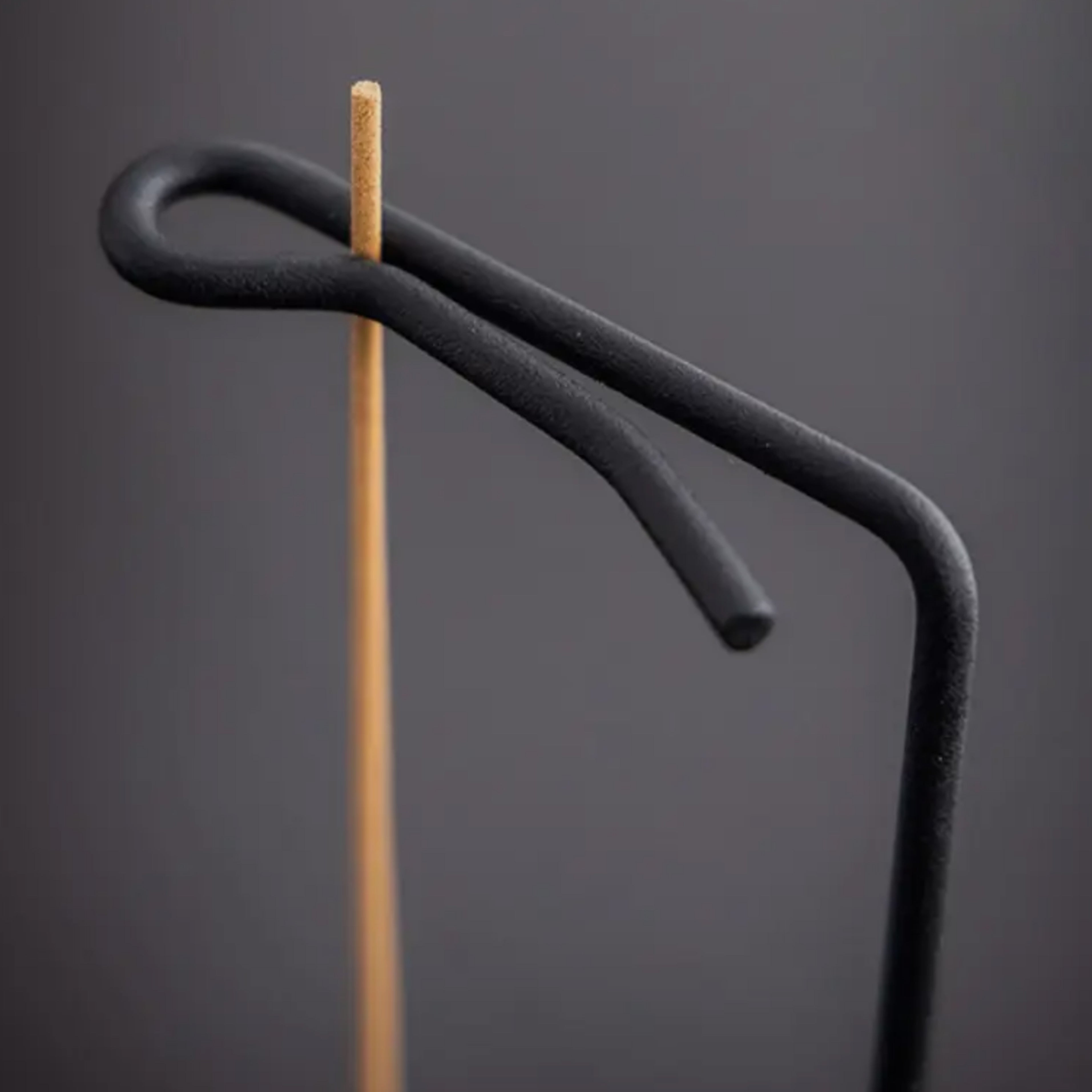 Porta incenso verticale in legno e metallo per incensi in stick