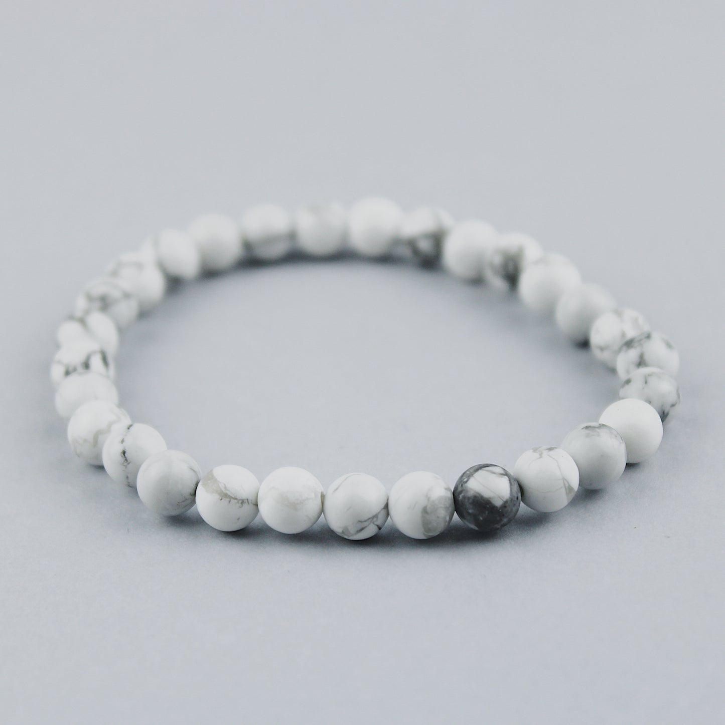 Bracelet in howlite / stones Ø 6 mm